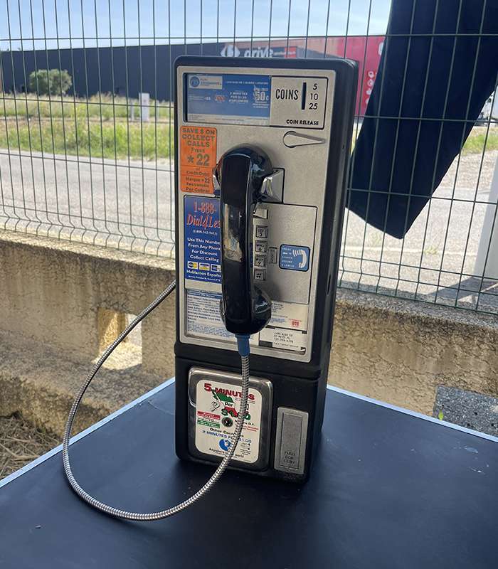 Téléphone de rue à pièces vintage années 70