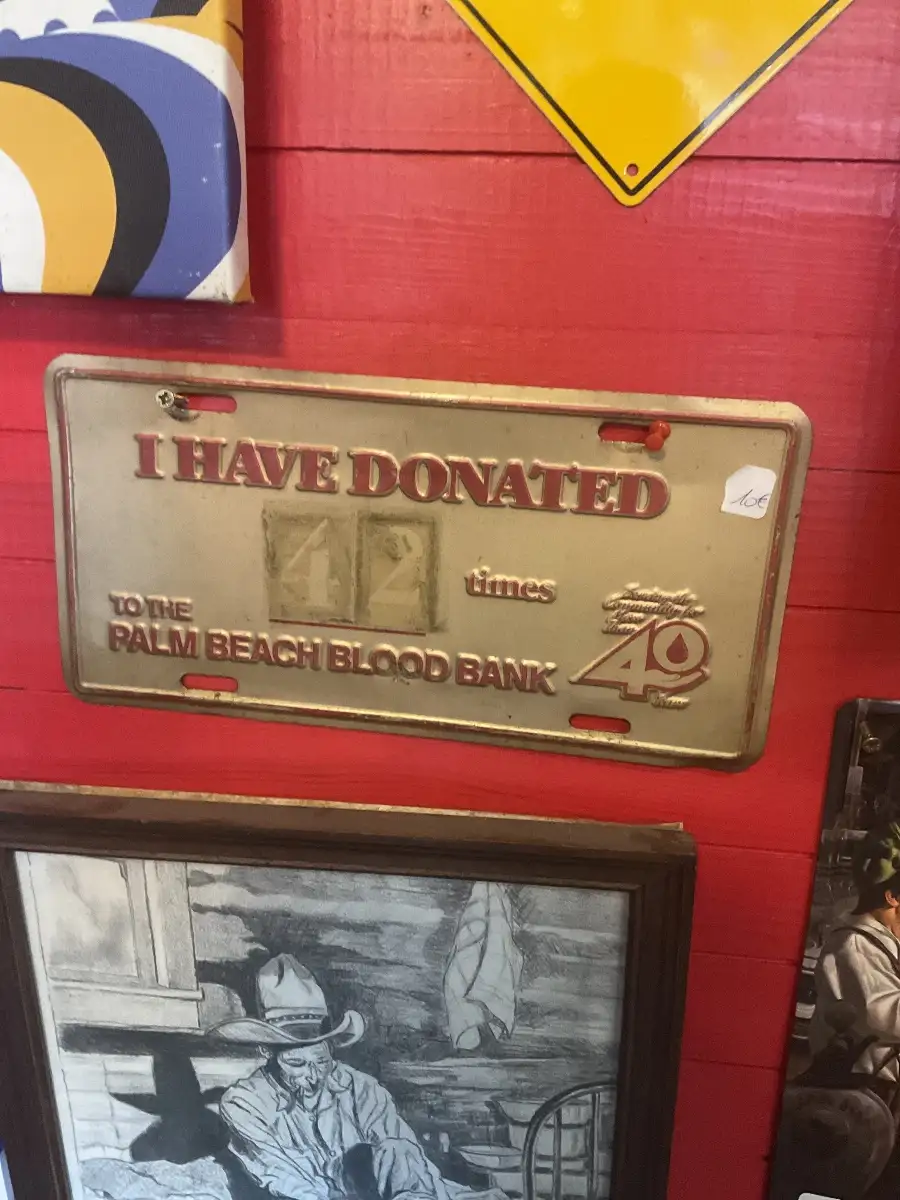 Plaques d’immatriculation dont du sang